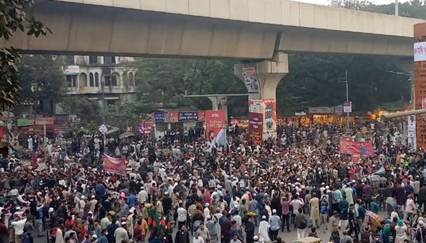 দাফন শেষে হাদি হত্যার বিচারের দাবিতে উত্তাল শাহবাগ